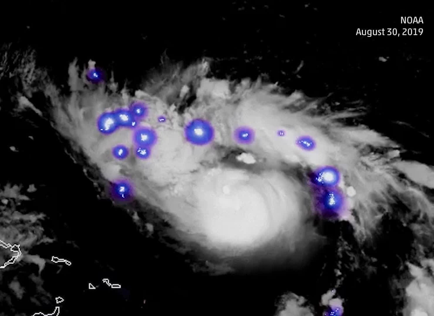 Electrometeoros y aerosoles piroeléctricos en tormentas tropicales